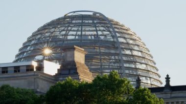 Berlin 'de Bundestag, Almanya' nın çatısındaki cam kubbede. Kapıların açıldığı gün Kubbe 'nin içinde yürüyen insanların zamanaşımı, 4K