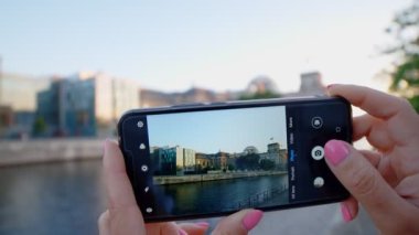 Berlin 'deki Reichstag ve Spree Nehri' nin resimlerini çeken kadın eller, 4K