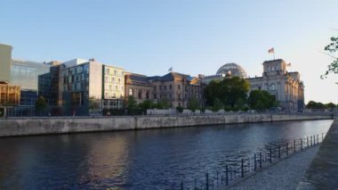 Reichstag 'ın Timelapse' ı ve Berlin 'deki Spree Nehri' ndeki tekneler, 4k