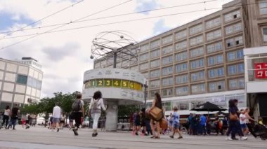 Berlin 'in merkez bölgesinde (Berlin Mitte) büyük bir halk meydanı ve ulaşım merkezindeki insanlar. Meydana Rus Çarı I. Alexander 'ın adı verilmiştir. 4k
