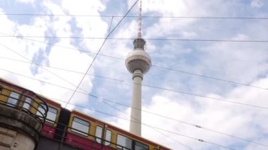 Alexanderplatz istasyonundan kalkan S-Bahn treni, Berlin, Almanya Televizyon Kulesi 'nin yanındaki 4k
