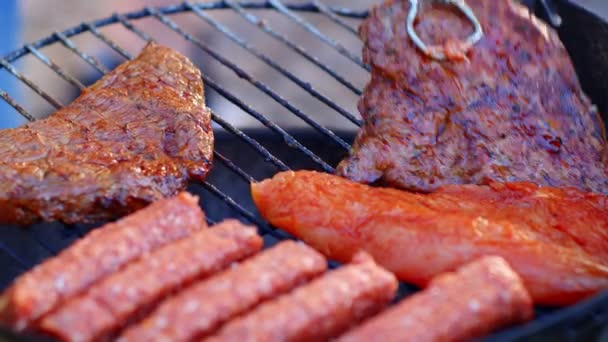 Cocinar Deliciosos Filetes Carne Jugosa Salchichas Parrilla Fuego Asado Barbacoa — Vídeo de stock