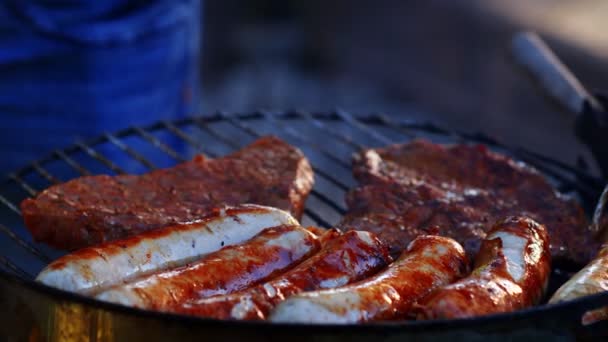 Cozinhar Deliciosos Bifes Carne Suculentos Salsichas Grelha Chamas Assar Churrasco — Vídeo de Stock