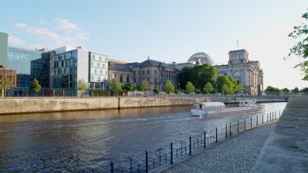 Bundestag Berlinie Niemcy Dachu Szklanej Kopuły Ludzie Wchodzący Kopuły Dzień — Wideo stockowe