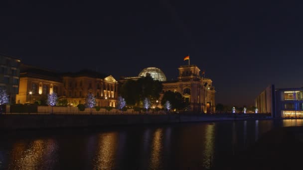 Noční Pohled Říšský Sněm Řeku Sprévu Berlíně Německo — Stock video