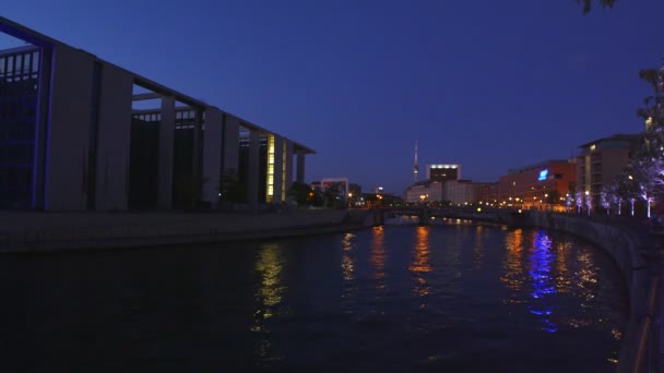 Almanya Berlin Deki Reichstag Dan Spree Nehri Gece Görüşü — Stok video