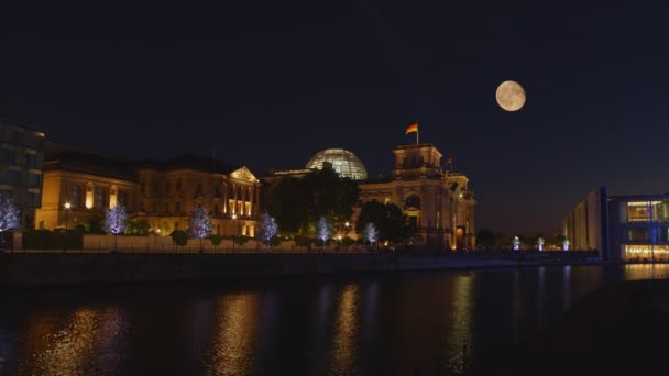 Almanya Berlin Deki Reichstag Spree Nehri Nin Gece Görüşü — Stok video