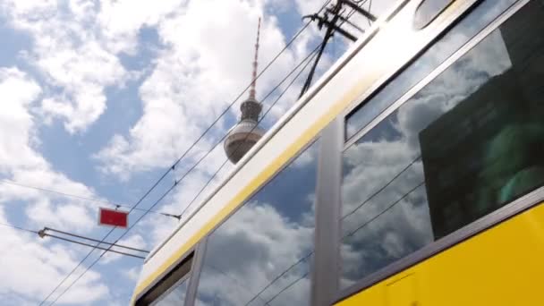 Tren Bahn Saliendo Estación Alexanderplatz Junto Torre Televisión Berlín Alemania — Vídeos de Stock