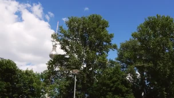 Låg Vinkel Syn Tower Fernsehturm Berlin — Stockvideo