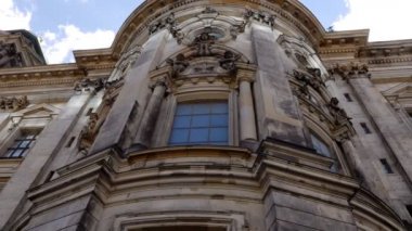 Berlin Katedrali 'nin alçak açılı görüntüsü, Berliner Dom, Almanya, 4k