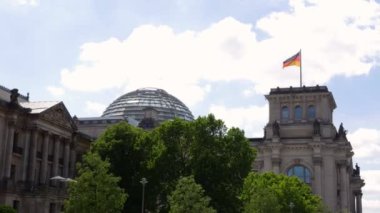 Reichstag 'ın Bundestag binasının alçak açılı görüntüsü, 4k