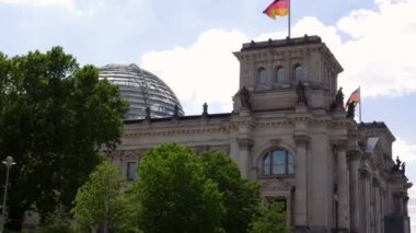 Reichstag 'ın Bundestag binasının alçak açılı görüntüsü, 4k