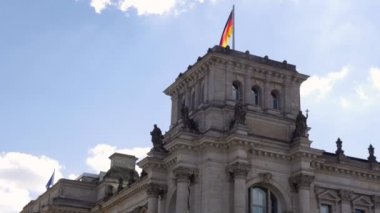 Reichstag 'ın Bundestag binasının alçak açılı görüntüsü, 4k