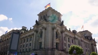 Reichstag 'ın Bundestag binasının alçak açılı görüntüsü, 4k