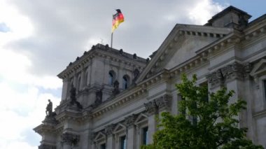 Reichstag 'daki Bundestag binasının düşük açılı görüntüsü, 4k