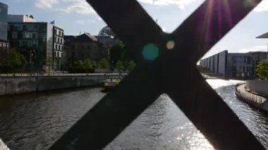 Gün içinde Reichstag ve Spree nehrinin Bundestag binasına bakın, 4k