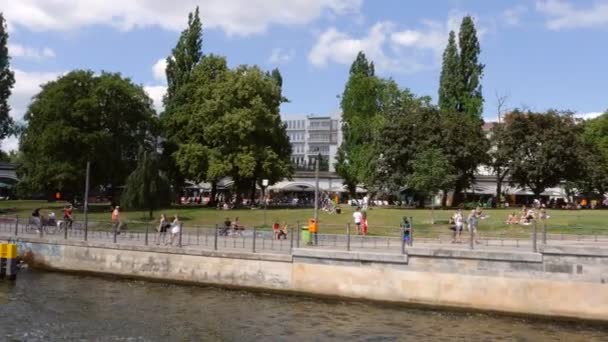 Personnes Bâtiments Long Rivière Spree Berlin Allemagne Été — Video