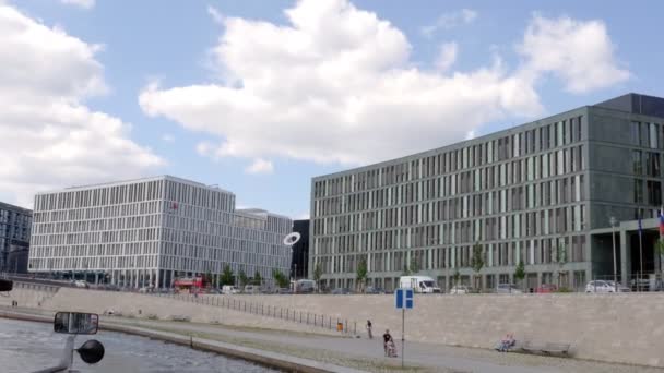 Byggnader Längs Floden Spree Berlin Tyskland Spreebogen Park — Stockvideo