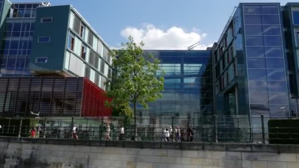 Menschen Und Gebäude Entlang Der Spree Berlin Deutschland Sommerzeit — Stockvideo