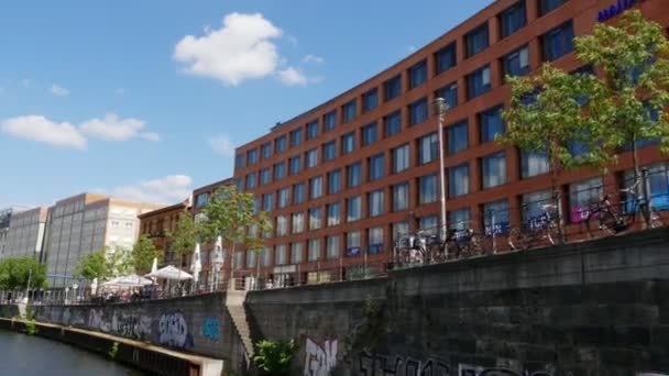 Persone Edifici Lungo Fiume Sprea Berlino Germania Ora Legale — Video Stock
