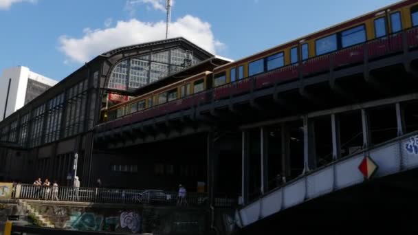 Vista Alla Stazione Berlino Friedrichstrae Una Barca Sul Fiume Spree — Video Stock