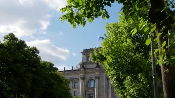 Reichstag Daki Bundestag Binasının Düşük Açılı Görüntüsü — Stok video