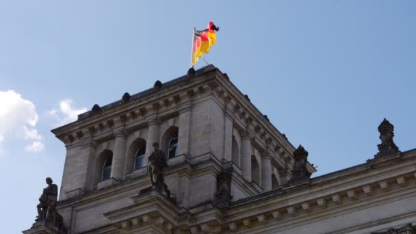 Reichstag Daki Bundestag Binasının Düşük Açılı Görüntüsü — Stok video