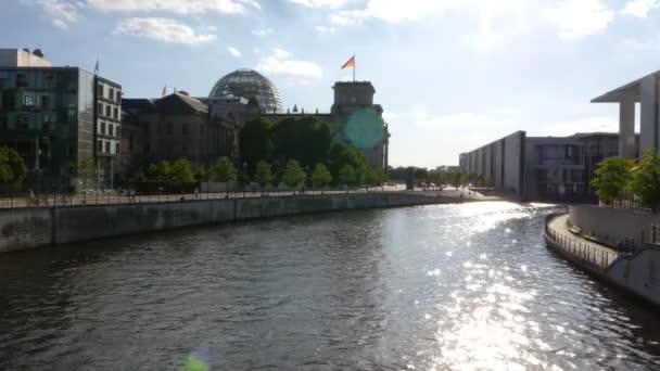 Till Bundestag Byggnaden Reichstag Och Floden Spree Dagen Berlin Tyskland — Stockvideo