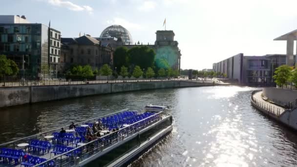 Άποψη Του Κτιρίου Bundestag Reichstag Και Spree Ποταμού Την Ημέρα — Αρχείο Βίντεο