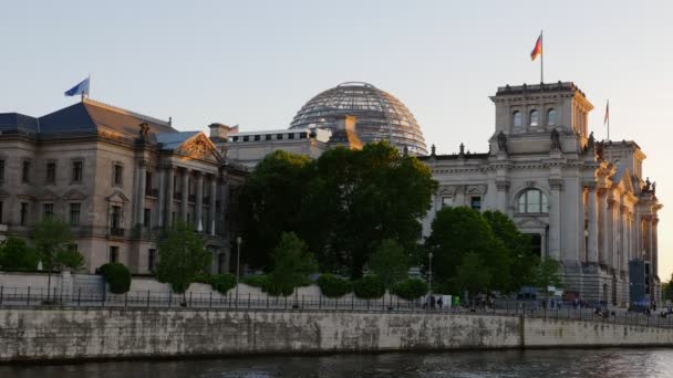 Blick Auf Reichstag Und Spree Bei Tag — Stockvideo