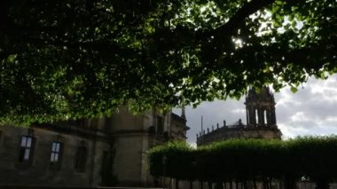 Bruhl 'un Terası veya Avrupa Balkonundan Dresden Katedrali' ne (Hofkirche) alçak açı, 4k