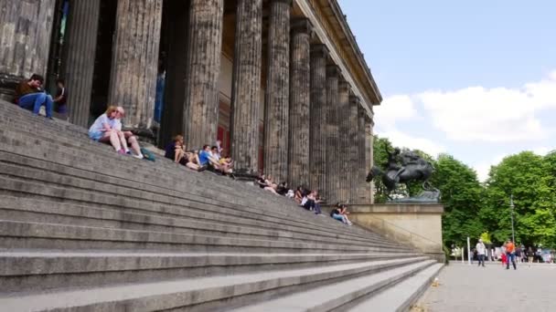 人们坐在柏林阿尔特斯博物馆前的博物馆岛上 — 图库视频影像