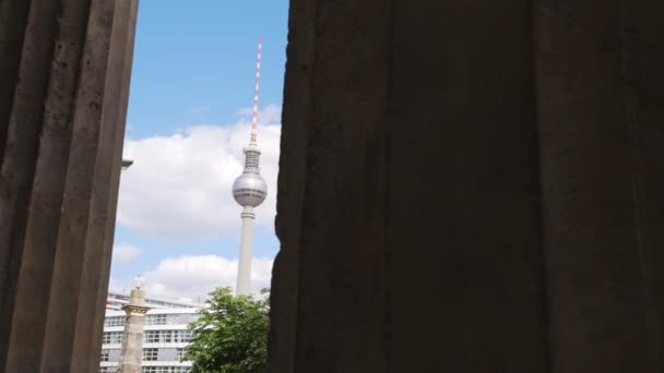 Blick Auf Den Berühmten Fernsehturm Vom Alten Museum Auf Der — Stockvideo