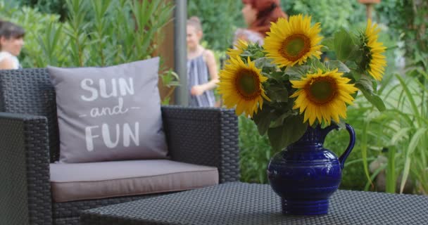 Niños Jugando Jardín Ramo Girasoles Amarillos Una Mesa Frente — Vídeo de stock