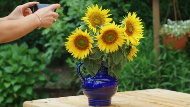 Una Mujer Hace Fotos Con Teléfono Inteligente Ramo Hermosos Girasoles — Vídeo de stock