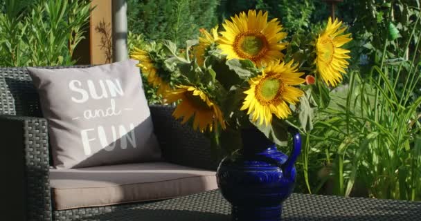 Sebuah Karangan Bunga Matahari Kuning Yang Indah Sebuah Vas Luar — Stok Video