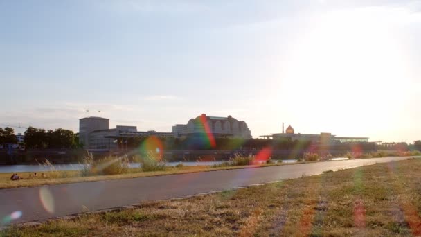 Dresden Duitsland Panoramisch Uitzicht Rivier Elbe Fietsers Aan Voorzijde — Stockvideo