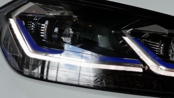 ドレスデン ドイツ 4Kのフォルクスワーゲン透明工場でVwモデル — ストック動画