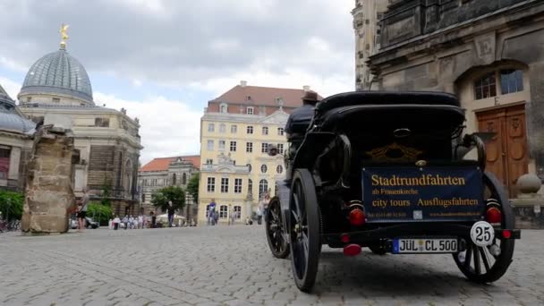 Dresden Kenar Mahalle Sokakları Frauenkirche Yakınlarındaki Turistler Alçak Açılı — Stok video