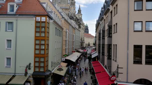 Дрезденские Улицы Туристы Вблизи Фрауэнкирхе — стоковое видео