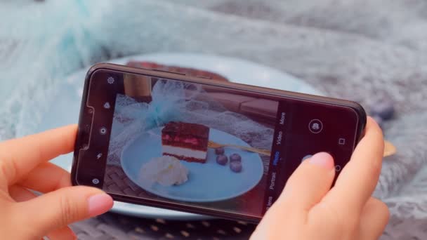 女性プレート上のおいしいブルーベリーケーキの写真を撮る 4Kスローモーション — ストック動画