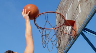 Basketbol potasının yakın görüntüsü, oyuncu potaya smaç basıyor, 4k yavaş çekim