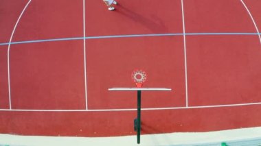 Bir adamın İHA atışı basketbol hareketlerini çalışıyor ve skor, 4K