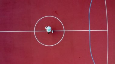 Tanımlanamayan bir adamın robot resmi basketbol hareketlerini çalışıyor, 4K