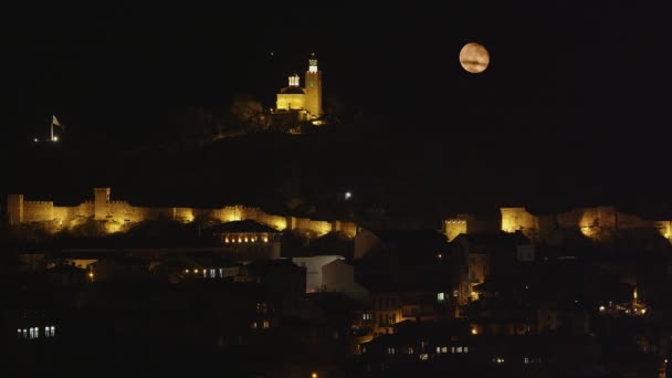 ブルガリアのヴェリコ タルノヴォ市にある有名なツァレヴェツ要塞の夜景 — ストック動画