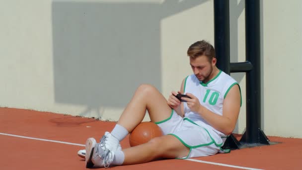 Baloncesto Fan Reaction Concept Emocionado Jugador Baloncesto Traje Baloncesto Viendo — Vídeos de Stock