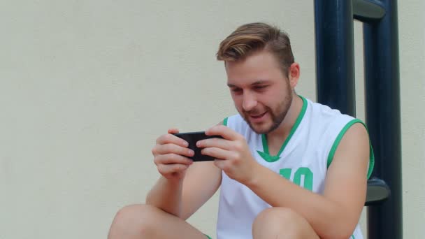 Basketbol Fan Reaction Concept Basketbol Kıyafetli Heyecanlı Basketbolcu Akıllı Telefondan — Stok video