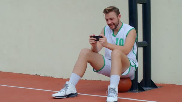 Basket Fan Reaction Concept Spännande Basketspelare Basket Outfit Titta Hans — Stockvideo