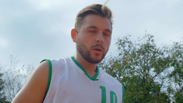 Vue Rapprochée Angle Bas Homme Jetant Ballon Basket Dans Cerceau — Video