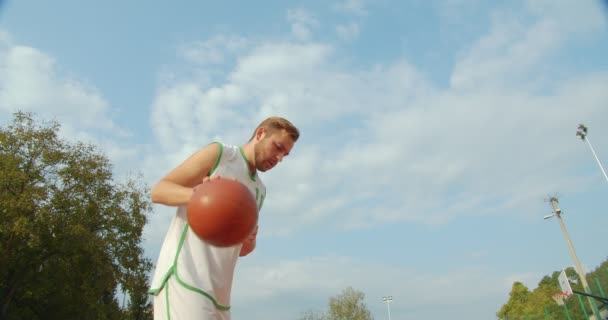 Detailweergave Van Het Lichaam Van Een Man Die Een Basketbal — Stockvideo